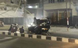 Supir Kelelahan, Xpander Cross di Surabaya Tabrak Tiang PJU hingga Terbalik