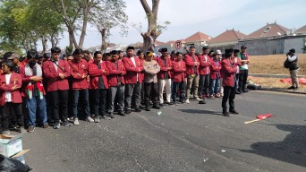 Aksi Demo di Depan Konjen AS, Ratusan Mahasiswa Gelar Salat Gaib untuk Palestina