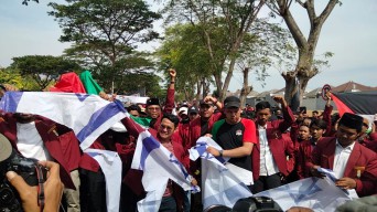 Luapkan Kemarahan, Mahasiswa Robek Bendera Israel di Depan Kantor Konjen AS