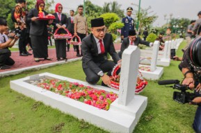 Jelang Hari Pahlawan, Wali Kota Eri Ziarah di TMP Kusuma Bangsa