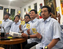 Pengumuman Nomor Urut Pilpres, Relawan Prabowo-Gibran Jatim Bersorak Salam 2 Jari