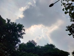 Surabaya Mendung dan Gerah, Begini Penjelasan BMKG