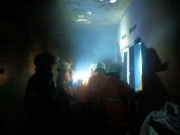 Diduga Korsleting Listrik dari Charger HP, Rumah di Ngagelrejo Surabaya Terbakar