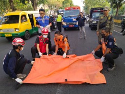 Pengendara Motor di Surabaya Tewas Usai Tabrak Pesepeda Angin