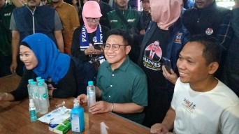 Hari Pertama Kampanye Kunjungi Surabaya, Cak Imin Makan Malam di Taman Bungkul