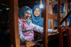 Berdayakan Mantan Pekerja Migran di Blitar, PLN Peduli Berikan Bantuan Mesin Jahit