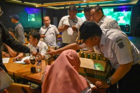 Tak Kantongi Izin, Belasan Botol Minuman Beralkohol Disita dari Tempat Hiburan Malam di Surabaya