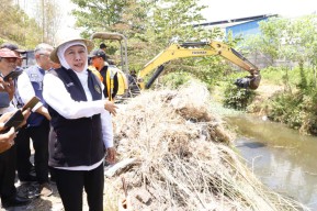 Jelang Musim Peghujan, Gubernur Khofifah Resik-resik Sungai Avour Gedangan Sidoarjo