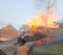 Truk Bermuatan Penuh Terbakar di Jalan Teluk Nibung Surabaya