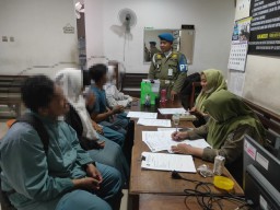 Lima Pelajar Terciduk Pacaran dan Pesta Miras di Pantai Kenjeran