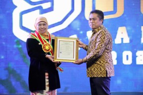Khofifah Dinobatkan sebagai Bunda Pendidikan MKKS Jatim