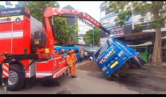 Truk Bermuatan Pasir Terguling di Kawasan Pasar Turi Surabaya