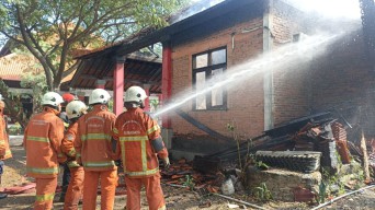 Pura Segara Kenjeran Terbakar, 4 Unit Damkar Dikerahkan