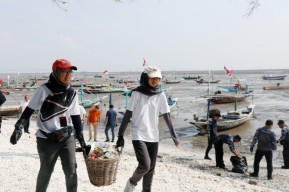 Peduli Lingkungan, Telkom Regional V Bersih-bersih di Pantai Cumpat
