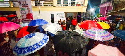 Luar Biasa! Pendukung Caleg PDIP Surabaya ini Rela Kehujanan saat Kampanye di Putat Jaya
