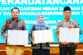 Wujudkan Pemilu Menyenangkan, KPU dan Bawaslu Jatim Tandatangani NPHD