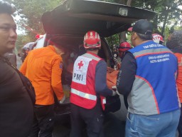 Hindari Truk, Pengendara Motor Tewas Menabrak Pembatas Jalan di Depan Royal Plaza Surabaya