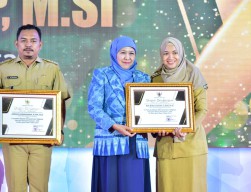 Wujud Apresiasi Inovasi Pelayanan Tingkat Kecamatan, Pemprov Jatim Beri Penghargaan 7 Camat