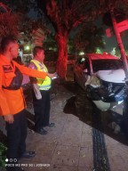 Mobil Tabrak PJU hingga Ringsek di Kawasan Pasar Turi, Pengemudi Diduga Mabuk