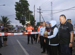 Gubernur Khofifah Pastikan Seluruh Perlintasan KA di Jawa Timur Telah Berpalang Pintu