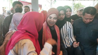 Kunjungi Perajin Tahu Gresik, Istri Ganjar Pranowo Soroti Keterbatasan Bahan Baku Kedelai
