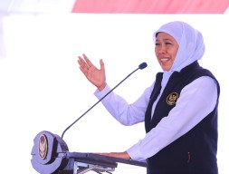 Gubernur Khofifah Terima Tanda Kehormatan Satyalancana Wira Karya Presiden RI