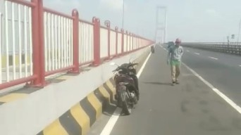 Geger! Honda Vario Ditinggal di Jembatan Suramadu
