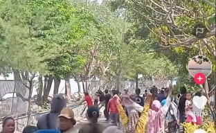 PKL Kenjeran Kembali Ngamuk, Pagar Pantai Dirusak dan Dibuang ke Jalan