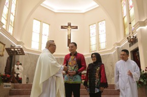 Keliling Gereja di Surabaya, Wali Kota Eri Cahyadi Pastikan Ibadah Natal Aman dan Lancar