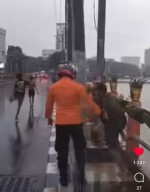 Berbahaya! Anak-anak Nekat Berenang di Sungai Kalimas saat Hujan Deras