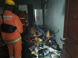 Pohon Natal di Sekolah Santa Clara Surabaya Terbakar, 6 Unit Damkar Dikerahkan