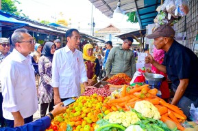 Presiden Jokowi Tinjau Pasar Rogojampi Banyuwangi, Gubernur Khofifah: Stok Bahan Pokok Jatim Aman