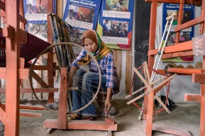 Tenun Ikat Blitar Binaan PLN Peduli Bangkitkan Asa Mantan Pekerja Migran dan Difabel