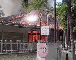 Rumah Dinas Peternakan Pemprov Jatim Terbakar, 12 Unit Damkar Dikerahkan