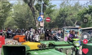 PKL Kenjeran Mengamuk, Tempat Sampah Berserakan di Jalan