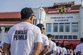 Satpol PP Bersih-bersih APK yang Melanggar di Surabaya