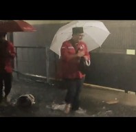 Tepati Janji Bertemu Warga, Caleg PDIP Surabaya ini Rela Nyeker Terjang Banjir dan Hujan