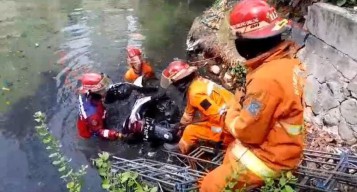 Tak Bisa Kendalikan Motor, Biker Wanita Nyebur Sungai di Surabaya