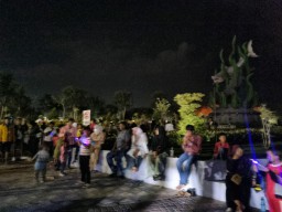 Warga Rayakan Malam Tahun Baru di Kawasan Pantai Kenjeran dengan Gelap-gelapan, Ini Penyebabnya