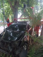 Pengemudi Mabuk, Toyota Innova Tabrak Pohon di Darmo Surabaya
