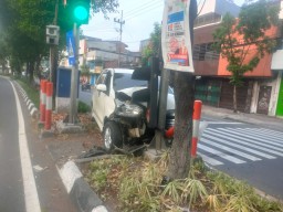 Xenia Tabrak Traffic Light di Jalan Kusuma Bangsa Surabaya