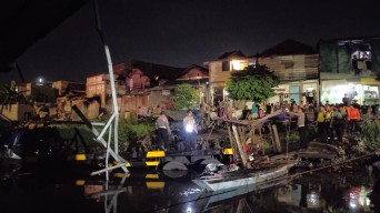 Jatuh dari Tol Dupak, Truk Trailer Tercebur Sungai dan Timpa Perahu Tambang