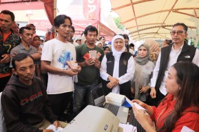 Alokasikan Rp27 Miliar, Pemprov Jatim Bagi Bansos Kemiskinan Ekstrem ke 18.000 Penerima Manfaat
