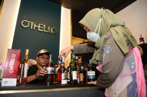 Satpol PP Surabaya Sita Puluhan Botol Miras