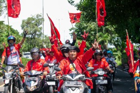 Semangat Bertemu Ganjar, Kader PDIP Surabaya Naik Motor dan Mikrolet ke Sidoarjo