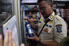 Razia Mihol Merambah Toko Kelontong, 100 Botol Diamankan Satpol PP
