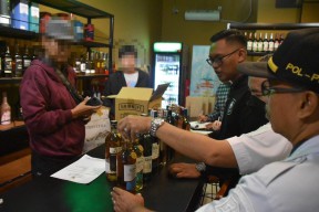 Pengawasan Ketat, Satpol PP Kembali Sita 15 Botol Minuman Beralkohol