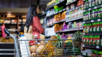 Terus Naik, Ini Daftar Harga Terkini Bahan Pokok di Pasar Surabaya