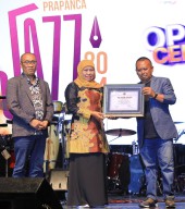 Khofifah Raih Penghargaan Tokoh Nasional Peduli Ekonomi Kerakyatan dari PWI Jatim