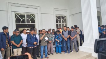 Tujuh Guru Besar UNAIR Lakukan Aksi Tolak Penghancuran Demokrasi